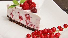 Nepečený tvarohový dortík a malinová omáčka