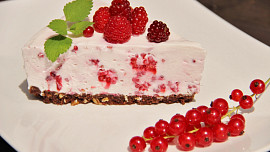 Nepečený tvarohový dortík a malinová omáčka