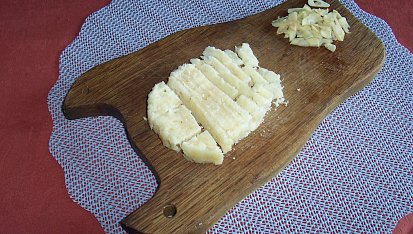 Opečené knedlíky  (bez vajíček), plátky knedlíků nakrájet na tenké kousky, česnek na plátky