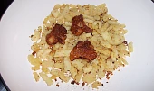 Opečené knedlíky  (bez vajíček), osmažit  na tuku (navrchu je opečená slanina)