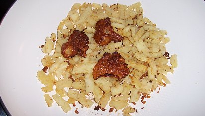Opečené knedlíky  (bez vajíček), osmažit  na tuku (navrchu je opečená slanina)