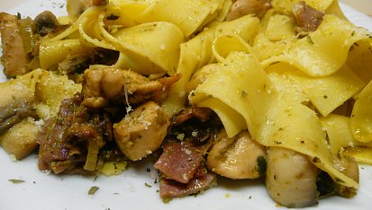 Pappardelle s bazalkovým pestem, kuřecím masem a prošutem