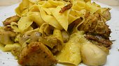 Pappardelle s bazalkovým pestem, kuřecím masem a prošutem