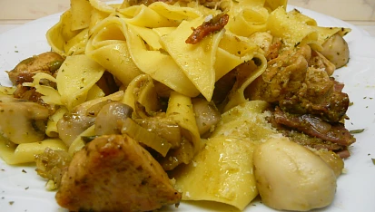 Pappardelle s bazalkovým pestem, kuřecím masem a prošutem
