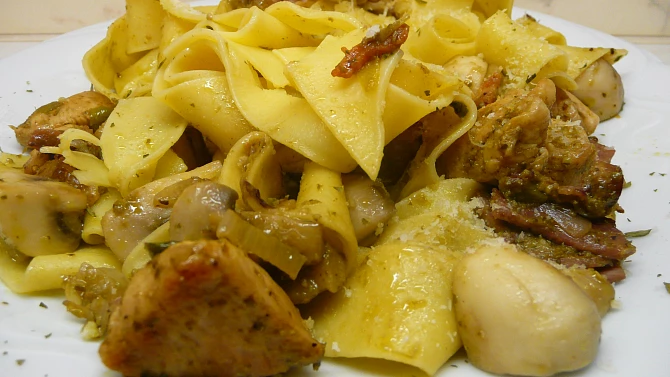 Pappardelle s bazalkovým pestem, kuřecím masem a prošutem