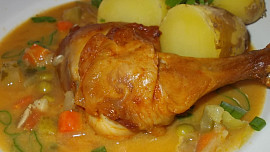 Pečená kuřecí stehna  s jemnou omáčkou z pórku, mrkve a cukety
