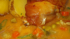 Pečená kuřecí stehna  s jemnou omáčkou z pórku, mrkve a cukety