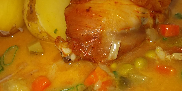 Pečená kuřecí stehna  s jemnou omáčkou z pórku, mrkve a cukety