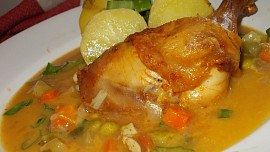 Pečená kuřecí stehna  s jemnou omáčkou z pórku, mrkve a cukety