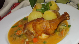 Pečená kuřecí stehna  s jemnou omáčkou z pórku, mrkve a cukety