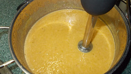 Pečená kuřecí stehna  s jemnou omáčkou z pórku, mrkve a cukety