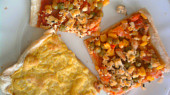 Pizza kari a zeleninová s tofu (poslední zbytečky na talíři)