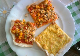 Pizza kari a zeleninová s tofu (poslední zbytečky na talíři)