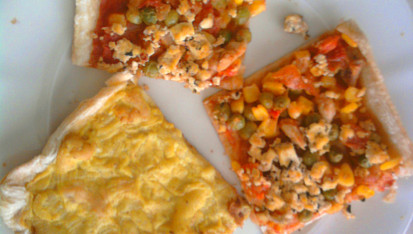 Pizza kari a zeleninová s tofu, poslední zbytečky na talíři