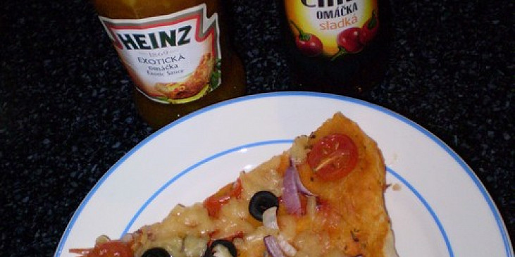 Pizza s olivami, rajským a "sýrem" - vegan