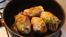 Plněné a zapečené kuřecí rolky