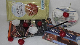 Pruhované čokoládové košíčky s třešní