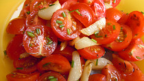 Rajčatový salát s teplým česnekem