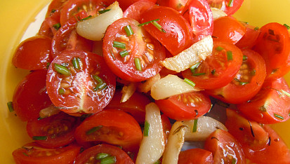 Rajčatový salát s teplým česnekem
