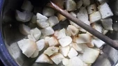 Rohlíková (housková) polévka, na másle osmažíme rohlíky...