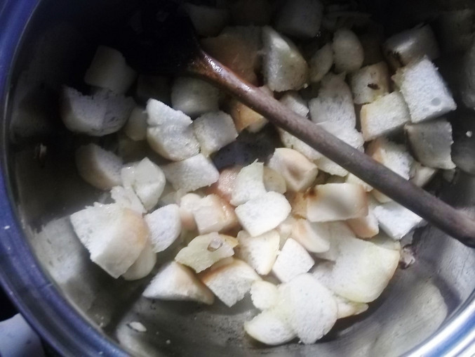 Rohlíková (housková) polévka, na másle osmažíme rohlíky...
