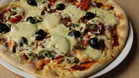 Rychlá pizza "domácí" sýrová a chorizo