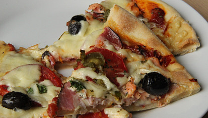 Rychlá pizza "domácí" sýrová a chorizo