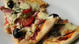 Rychlá pizza "domácí" sýrová a chorizo