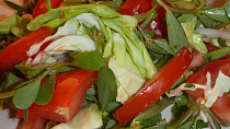 Salát z mladého zelí, šruchy a rajčat