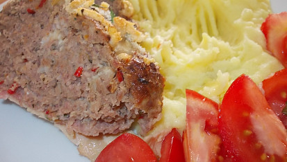 Sekaná s nivou, paprikami a bylinkovou krustou