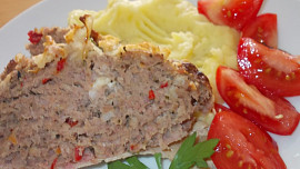 Sekaná s nivou, paprikami a bylinkovou krustou