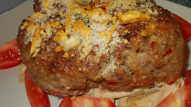 Sekaná s nivou, paprikami a bylinkovou krustou