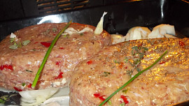 Sekaná s nivou, paprikami a bylinkovou krustou