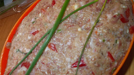 Sekaná s nivou, paprikami a bylinkovou krustou