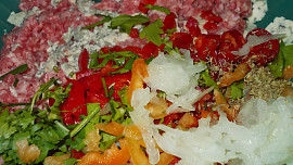 Sekaná s nivou, paprikami a bylinkovou krustou