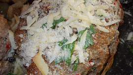 Sekaná s nivou, paprikami a bylinkovou krustou