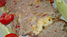 Sekaná s nivou, paprikami a bylinkovou krustou