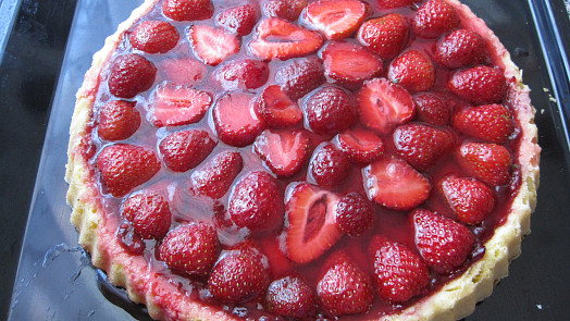 Skleněný jahodový koláč