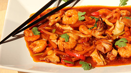 Sladkokyselé olihně (kalamáry) a krevety