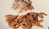 Sladkokyselé olihně (kalamáry) a krevety, Očištěné krevety a nakrájená oliheň