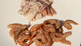 Sladkokyselé olihně (kalamáry) a krevety