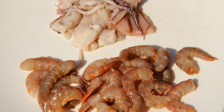 Sladkokyselé olihně (kalamáry) a krevety (Očištěné krevety a nakrájená oliheň)