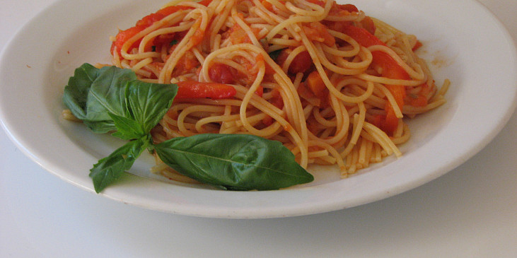 Špagety s pečenou paprikou, rajčaty a fenyklem