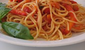Špagety s pečenou paprikou, rajčaty a fenyklem
