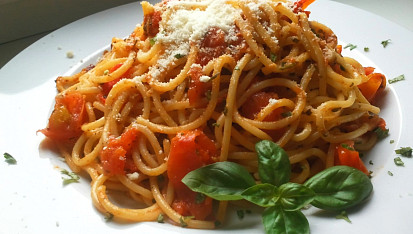 Spaghetti pomodoro s česnekem, čerstvou bazalkou a parmazánem