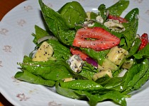 Špenátový salát s jahodami, avokádem a makovým dresinkem