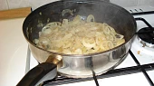 Stroganoff  dle mé tchýně, Hromada  opečené cibule