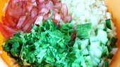 Těstovinový salát s čerstvou zeleninou