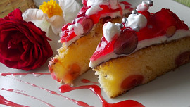 Třešňový moučník s tvarohovo - lučinovou polevou