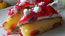 Třešňový moučník s tvarohovo - lučinovou polevou